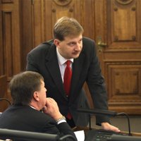 Skolotāju un slimnīcu dēļ SC prasa sasaukt Saeimas sēdi par budžeta grozījumiem