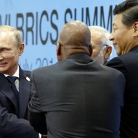 Krievija un BRICS grib izaicināt ASV ietekmi un pretoties sankcijām; militārās savienības nebūs, norāda Putins