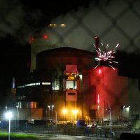 Активисты Greenpeace напали на АЭС во Франции и устроили фейерверк