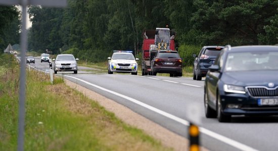 "Панорама": Водители продолжают лихачить на опасном участке Лиепайского шоссе