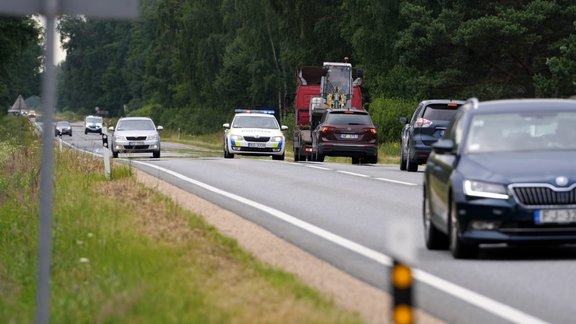 Ceļu satiksmes negadījuma dēļ slēgts Liepājas šosejas posms - 5