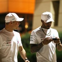 Hamiltons pēc formulai nomainītas ātrumkārbas Bahreinas posmā saņem piecu starta vietu sodu