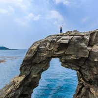 Foto: Taivānā sagruvusi influenceru iecienītākā klints
