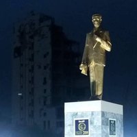 Foto: Deir ez Zorā atkal mirdz zeltīta nelaiķa al Asada statuja