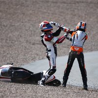 Foto: Pēc avārijas sakaujas motošosejas pasaules čempionāta braucēji