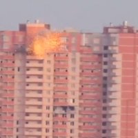 Video: Luhanskā šāviņš trāpa daudzstāvu ēkā