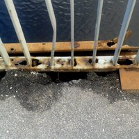 Foto: Lasītāju satrauc postaža uz Vanšu tilta