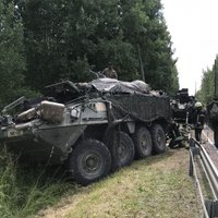 Foto: Lietuvā avarējušas četras 'Stryker' bruņumašīnas; 13 cietušie