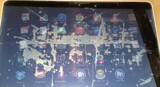 'Apple' klusiņām atzīst problēmu ar 'MacBook' ekrānu aizsargslāņa lobīšanos