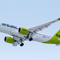 'airBaltic' pārpildītu reisu dēļ jūnijā atteicis iekāpšanu apmēram 100 pasažieriem