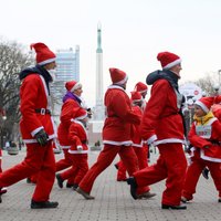 Ziemasssvētku vecīšu labdarības skrējienā vāks līdzekļus slimnīcās esošu bērnu iepriecināšanai