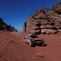 Sainss pārņem Dakaras rallijreida līderpozīciju; neveiksmīga diena KTM braucējiem