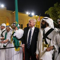 Video: Tramps pirmajā ārvalstu komandējumā Saūda Arābijā laižas dejā ar zobenu