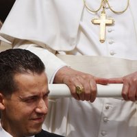 Benedikta XVI sulainis neatzīst vainu, nožēlo pāvesta uzticības nodošanu