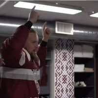 Video: Latvijas hokejisti uzvaru pār Čehiju ģērbtuvē atzīmē 'Labvēlīgā Tipa' dziesmas pavadījumā