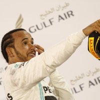 Kārtējās 'Ferrari' neveiksmes ļauj Hamiltonam uzvarēt Bahreinā