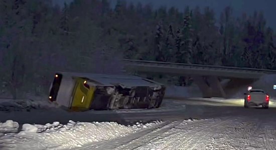 Video: Smiltenē grāvī iegāzies satiksmes autobuss