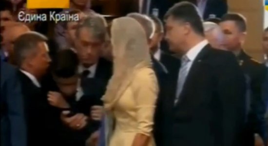 ВИДЕО: сын Порошенко упал в обморок во время молебна за Украину