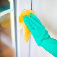 Kā nomazgāt PVC logu un durvju rāmjus