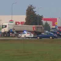 ФОТО: Авария в Дрейлини - водитель грузовика не справился с управлением