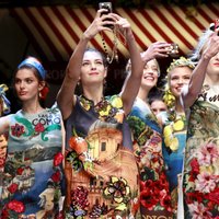 Foto: Kad sastopas mode un tehnoloģijas – 'Dolce & Gabbana' skatē modeles uzņem pašbildes uz mēles