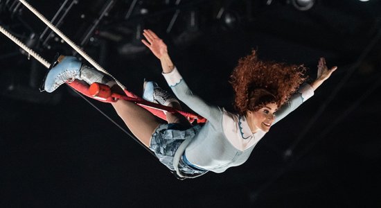 Foto: Rīgā sākušās 'Cirque du Soleil' pasakainās izrādes uz ledus – 'Crystal'