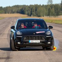 Video: Zviedrus uztrauc 'Porsche Macan' dīvainā uzvedība 'aļņa testā'