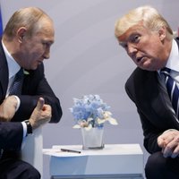Tramps parakstījis likumu par jaunām sankcijām pret Krieviju