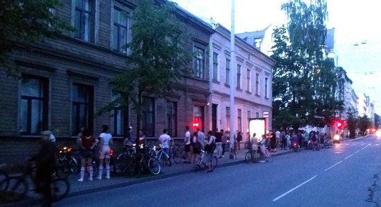 Ar nakts velobraucienu atklāts mākslas festivāls 'Urban Poetry'