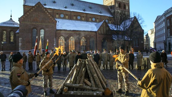 Barikāžu piemiņas ugunskura iedegšana Doma laukumā un ziedu nolikšana - 30