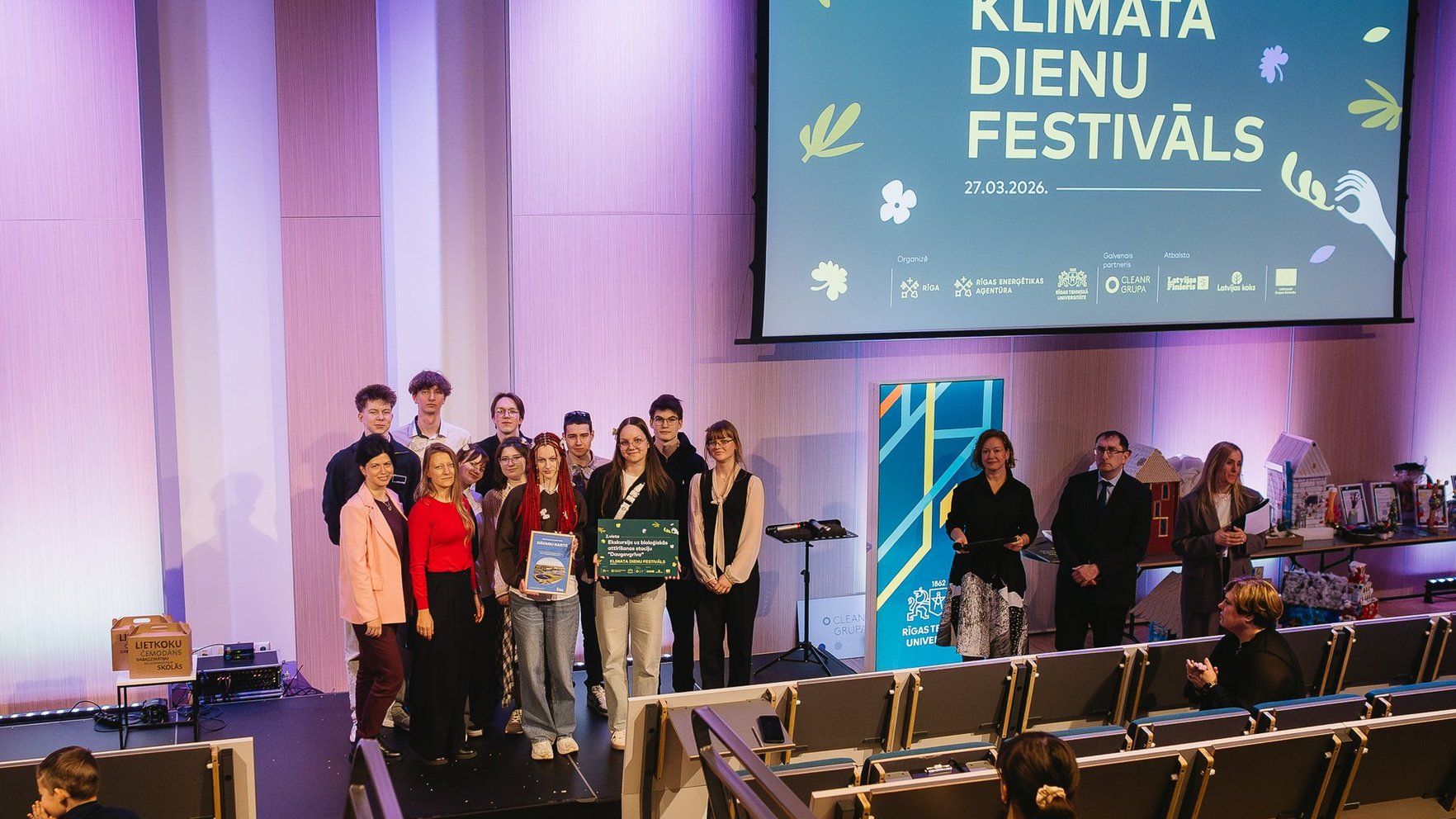 Foto: Rīgā godināti klimata čempioni – apbalvo Rīgas skolēnu komandas un skolas