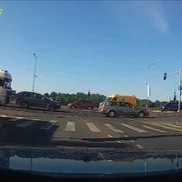 Video: Kravas auto Rīgā uztriecas 'Volvo', kas dod ceļu ātrajiem