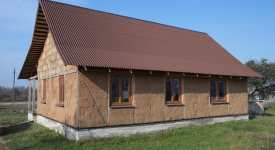 Salmu mājas būvniecība – mīti un patiesība par dabai draudzīgo risinājumu