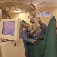 Bērnu slimnīcā pirmo reizi Latvijā veic unikālu mugurkaula anomālijas operāciju zīdainim