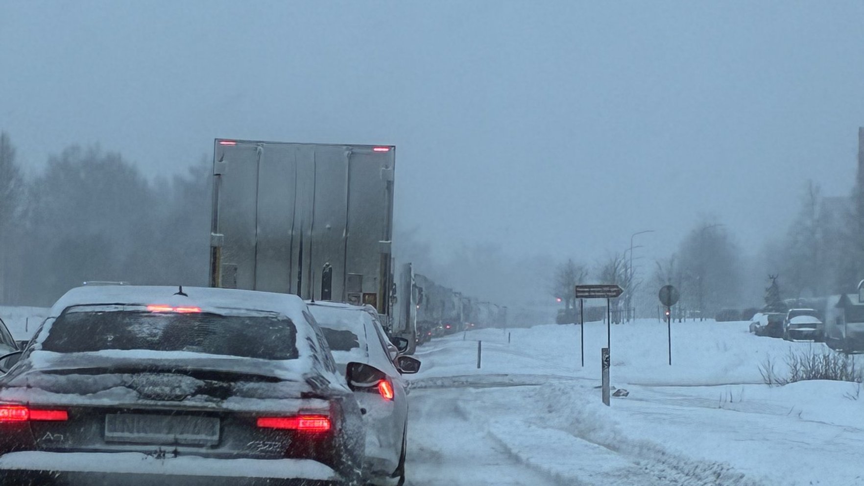 Uz Rīgas apvedceļa trīs auto avārijas dēļ ierobežota satiksme