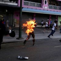 Foto: Venecuēlā turpinās vardarbīgi protesti pret Maduro
