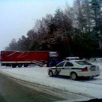 Снег и лед затрудняют движение по главным дорогам Латвии