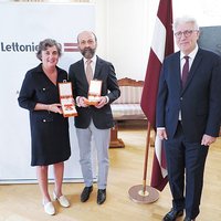Latvija piešķir Atzinības krustus Orsē muzeja prezidentei Dekārai un kuratoram Rapeti
