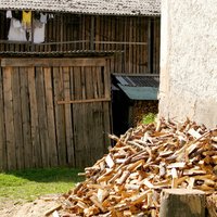 Palīdzot kaimiņienei zāģēt malku, sirmgalvis nozāģē vairākus pirkstus