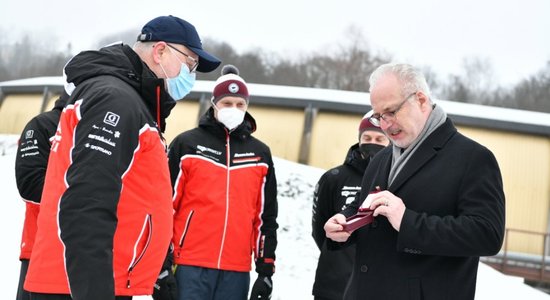 Дайнис Дукурс получил от президента Левитса награду за многолетний труд на благо зимнего спорта