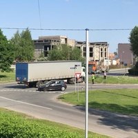 Foto: Purvciemā kravas automašīnai krustojumā pārsprāgst riepa