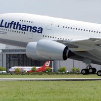 В небе над Латвией развернули самолет Lufthansa: у него треснуло лобовое стекло