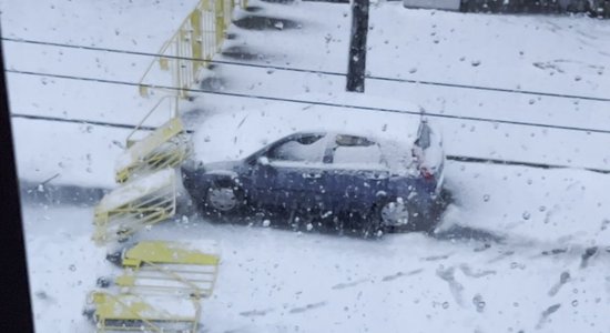 Video: Rīgas kārtībsargs neviļus automašīnai uzgāž barjeru