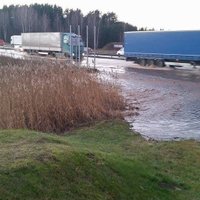Авария водопровода: въезд в Ригу по Видземскому шоссе возле Берги до сих пор закрыт