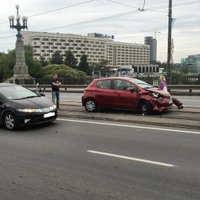 ФОТО: Honda против Toyota - ДТП на Каменном мосту блокировало движение