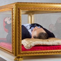 Художники-геи увидели мертвого Берлускони в гробу