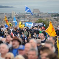 Skotijas neatkarības atbalstītāji iziet Edinburgas ielās