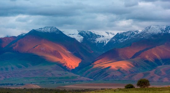 ВИДЕО. Чудом выжили: британский турист снял обрушение ледника в горах Кыргызстана