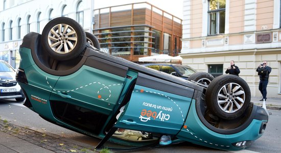 Koplietošanas auto negadījumus Latvijā izraisa biežāk nekā parastie auto, norāda apdrošinātāji