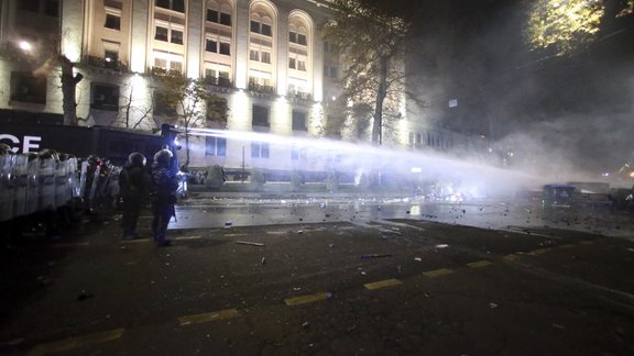 Protestētāju un policistu sadursmes Tbilisi 